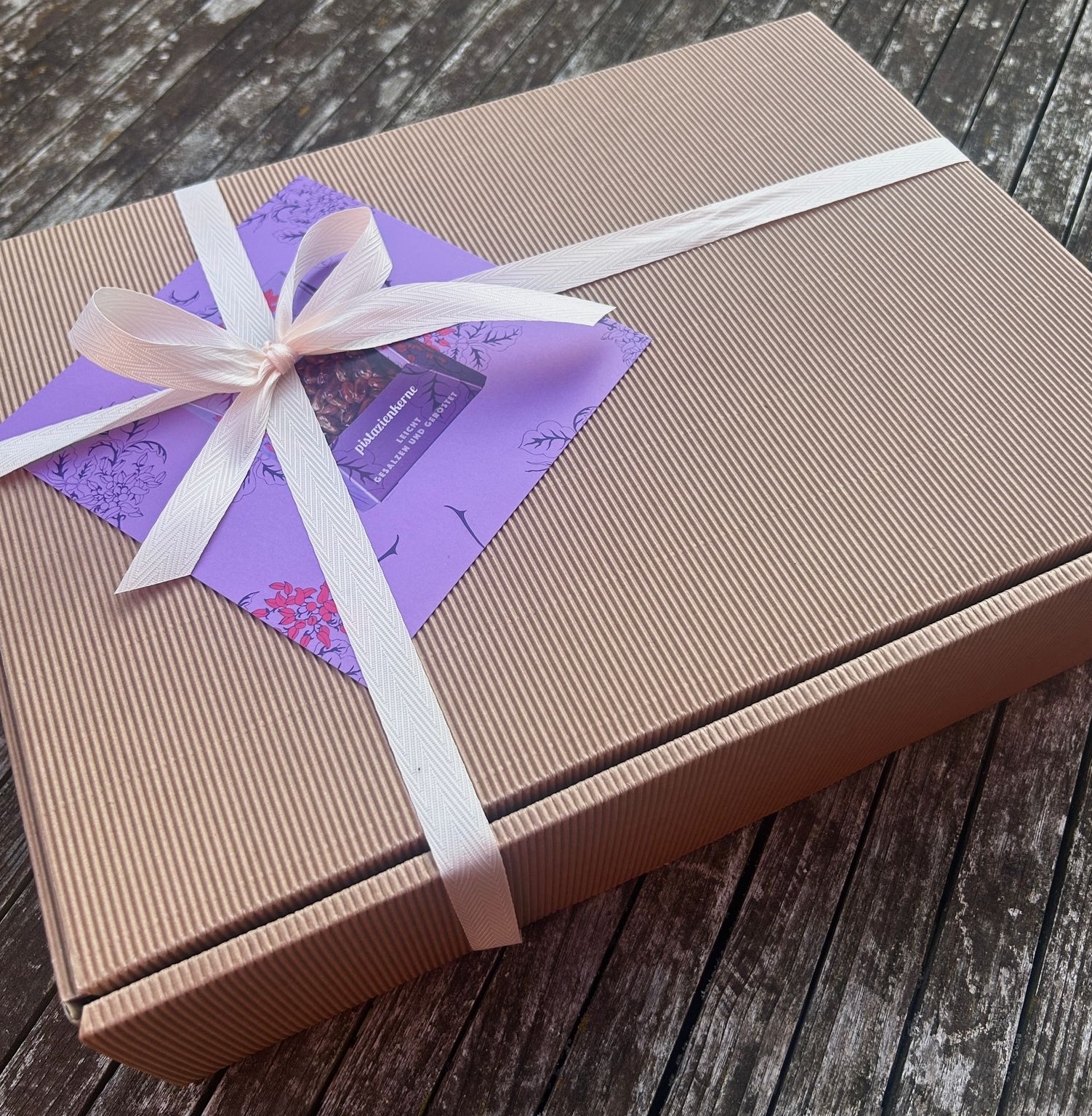 Geschenkbox Hayat Delikatessen; Hayat Trading; Feinste Köstlichkeiten; Kissen; Keramik; Brillenbändel aus Nadelspitze; Pistazienkerne; Erdnüsse; Piccola Haselnüsse; Oliven; Granatapfelessenz; Granatapfelmelasse; Sauerkirschen mit Apfelsaft