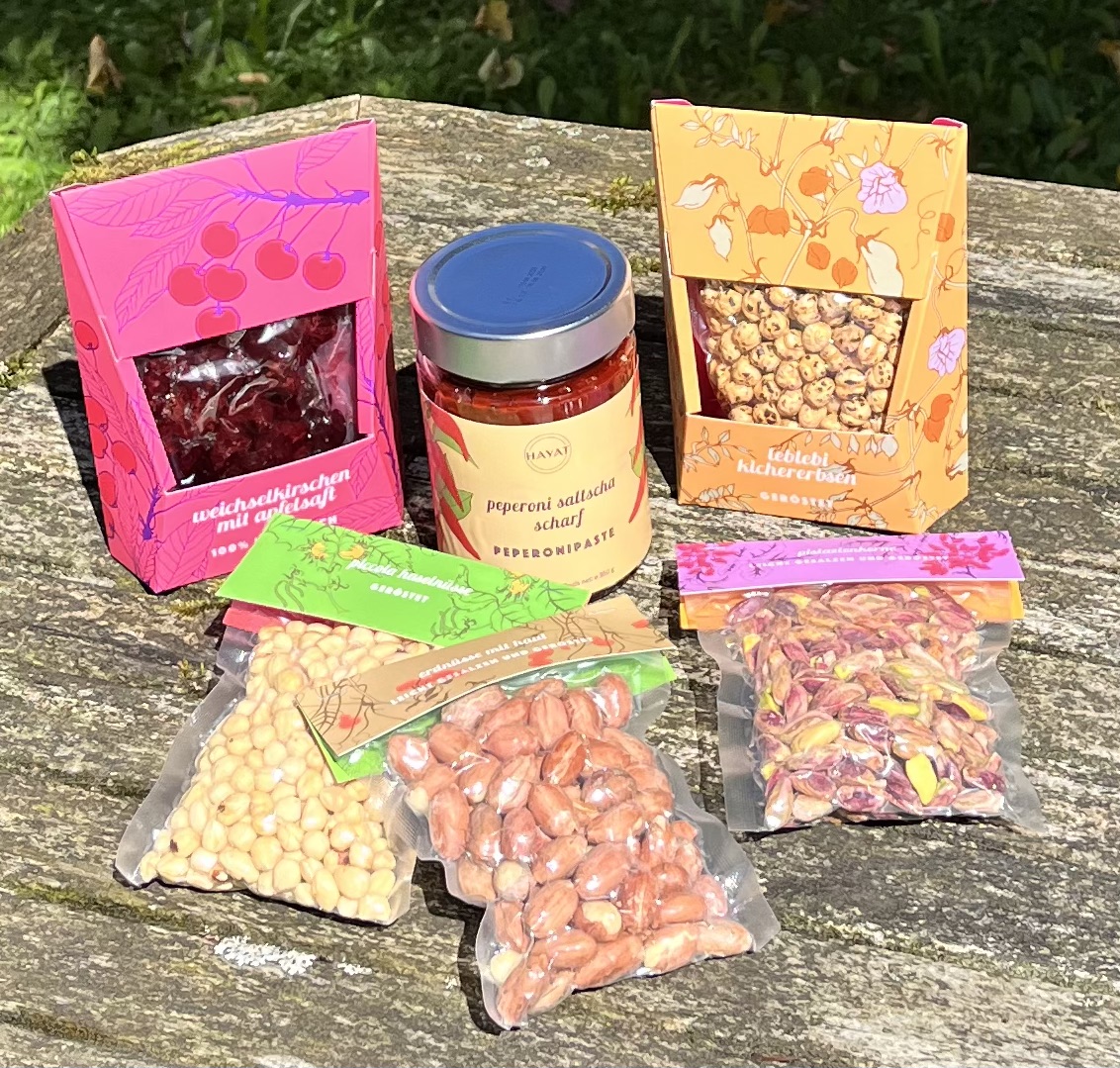 Pistazienkerne, leicht gesalzen und geröstet, Erdnüsse mit Haut, leicht gesalzen und geröstet, Leblebi Kichererbsen, geröstet, Weichselkirschen mit Apfelsaft, Sauerkirschen mit Apfelsaft, Peperoni Saltscha, Peperonipaste