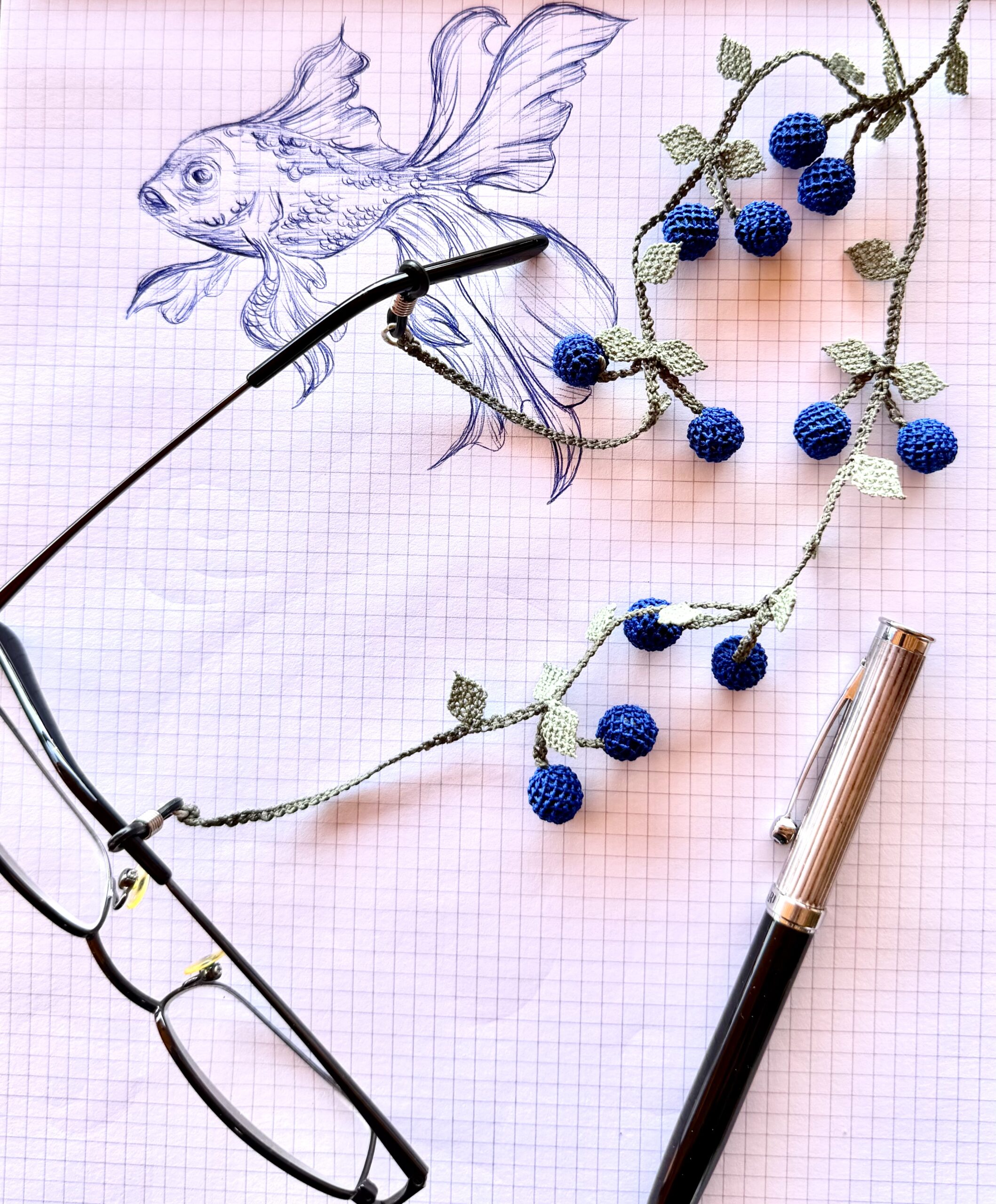 Blaubeeren Stilleben mit Fisch und Brille, Hayat Trading, Accessoires, Nadelspitze, handgemacht