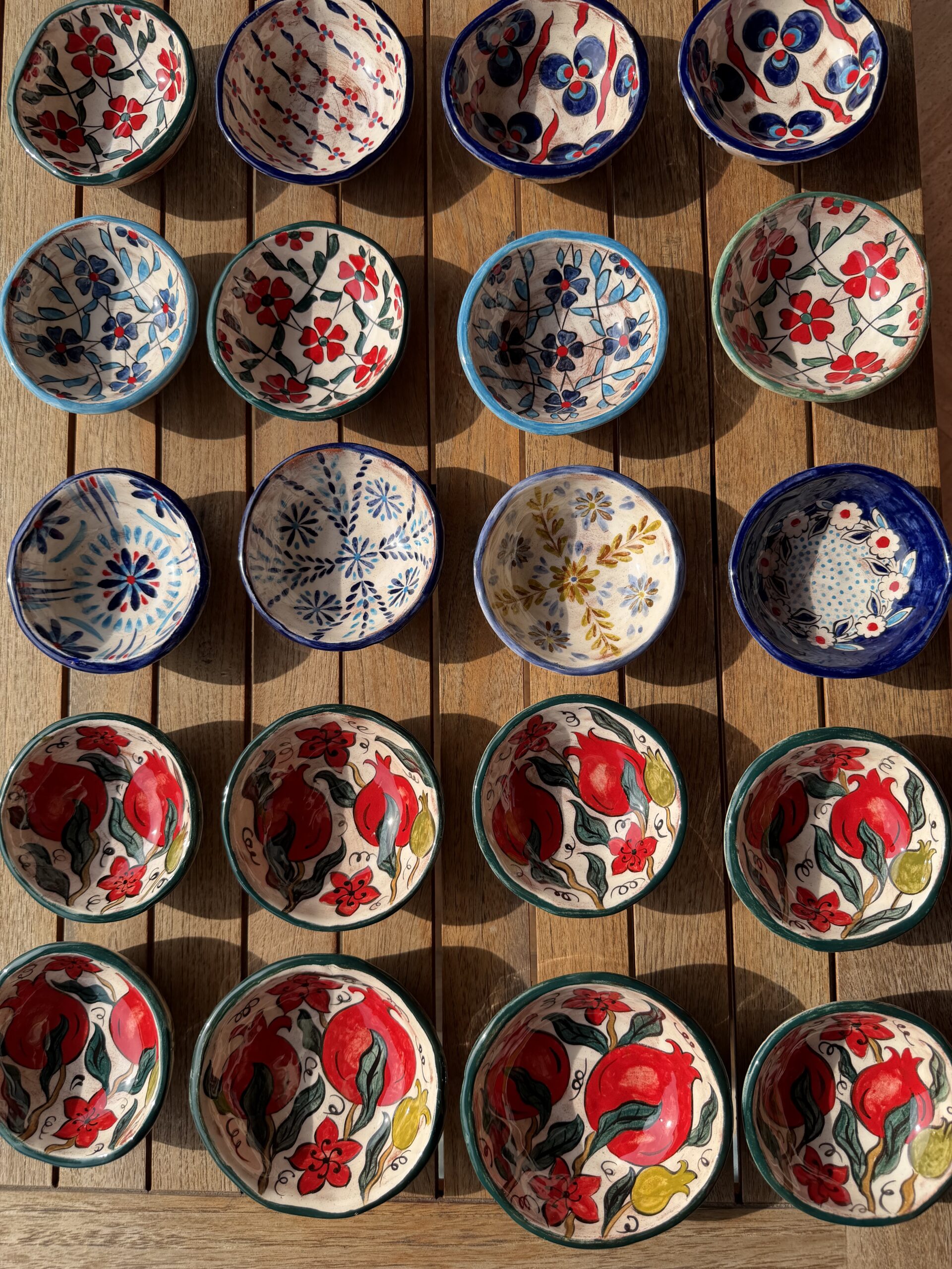Iznik; Keramik aus einer Hand; Hayat Delikatessen;