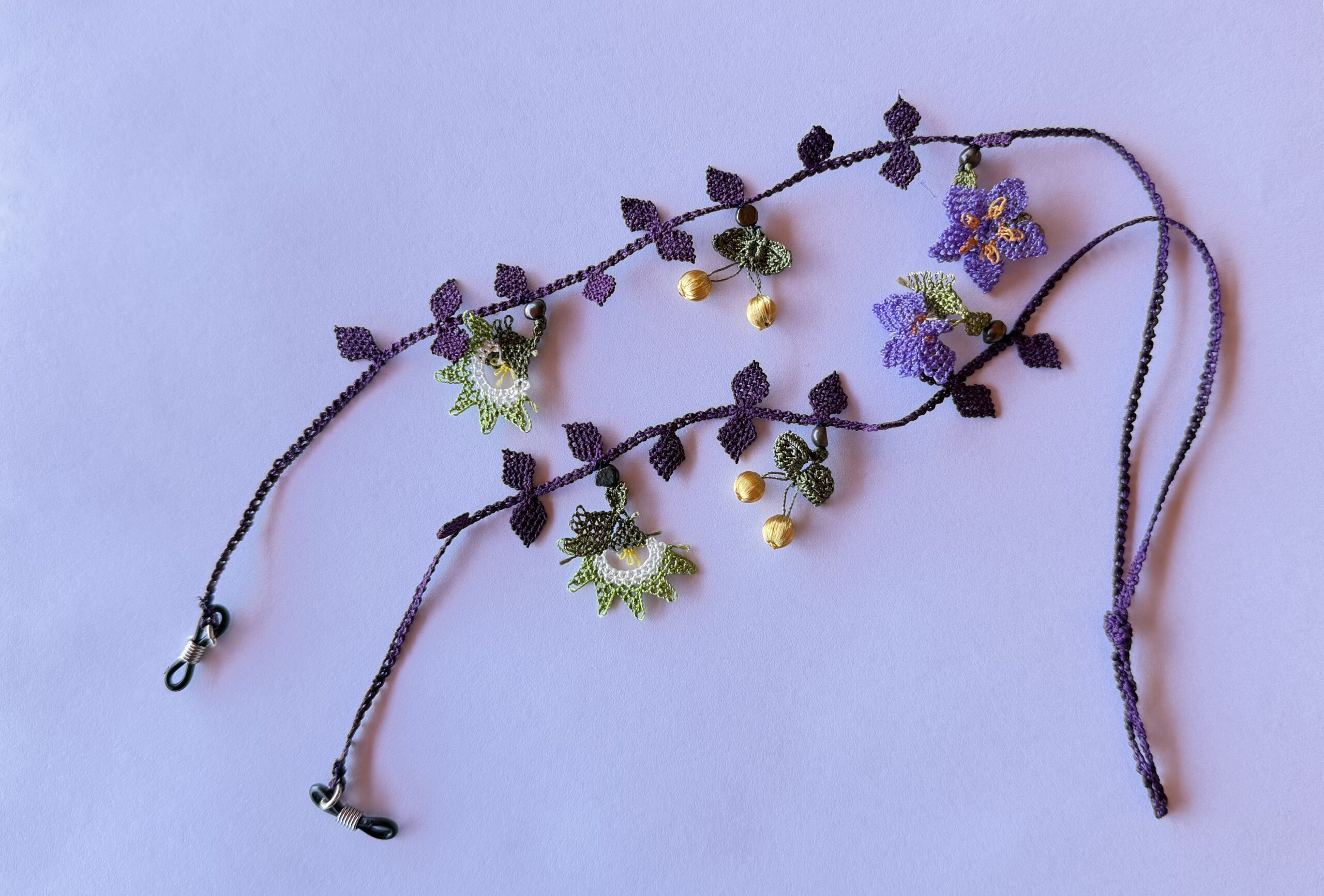 Blaubeeren Stilleben mit Fisch und Brille, Hayat Trading, Accessoires, Nadelspitze, handgemacht